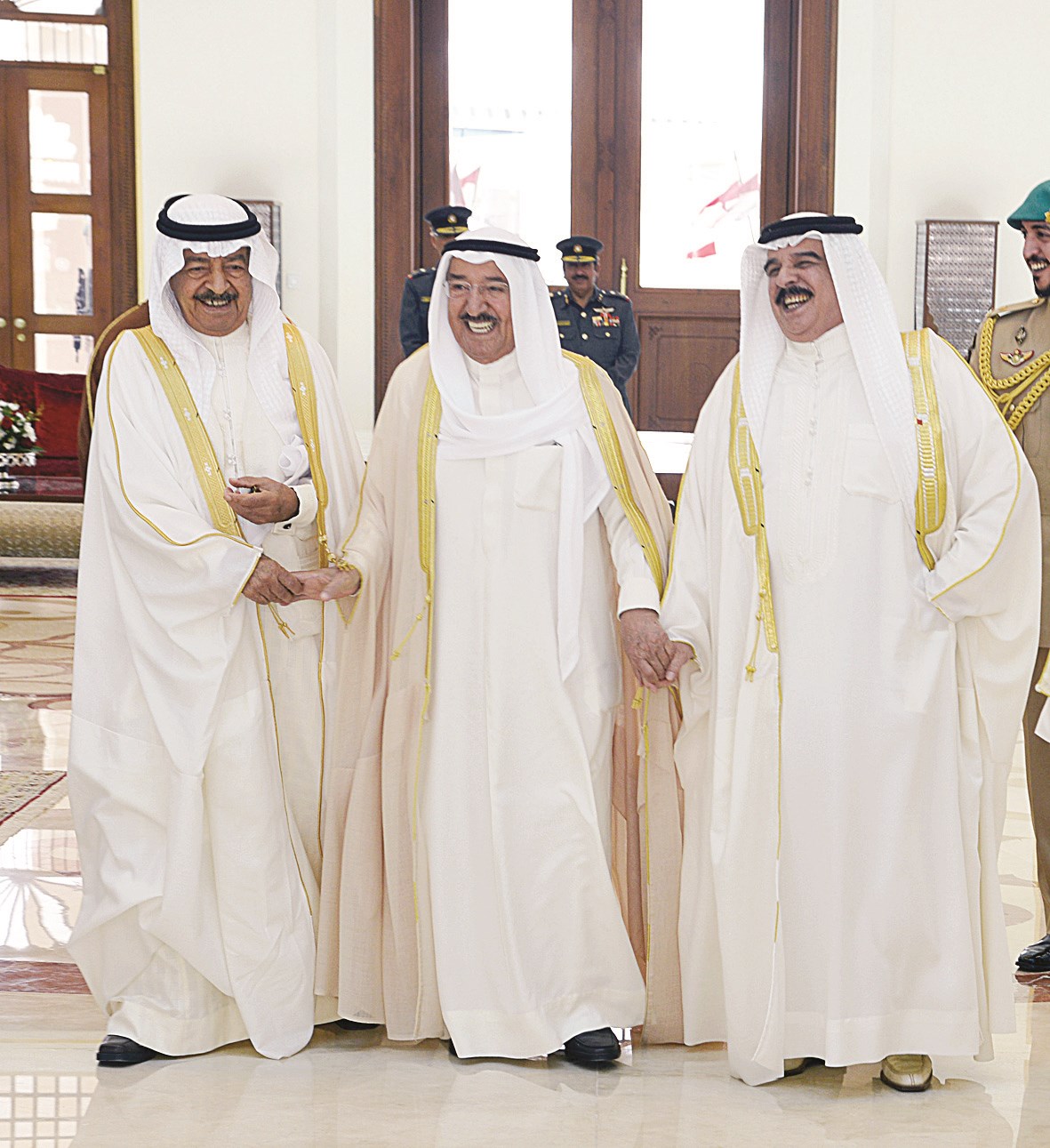 الأمير متوسطاً الملك حمد وخليفة بن سلمان