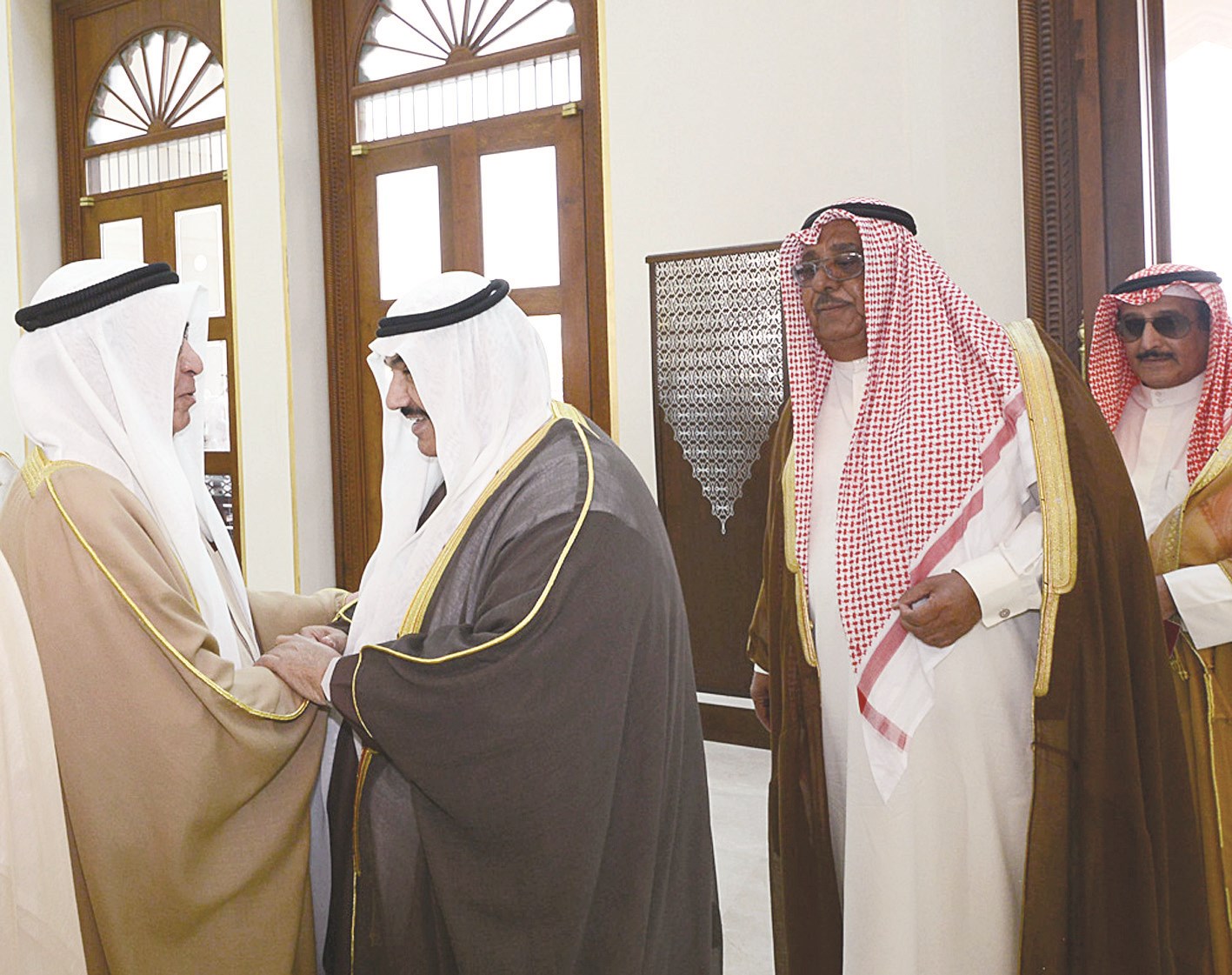 ناصر المحمد يصافح محمد بن مبارك