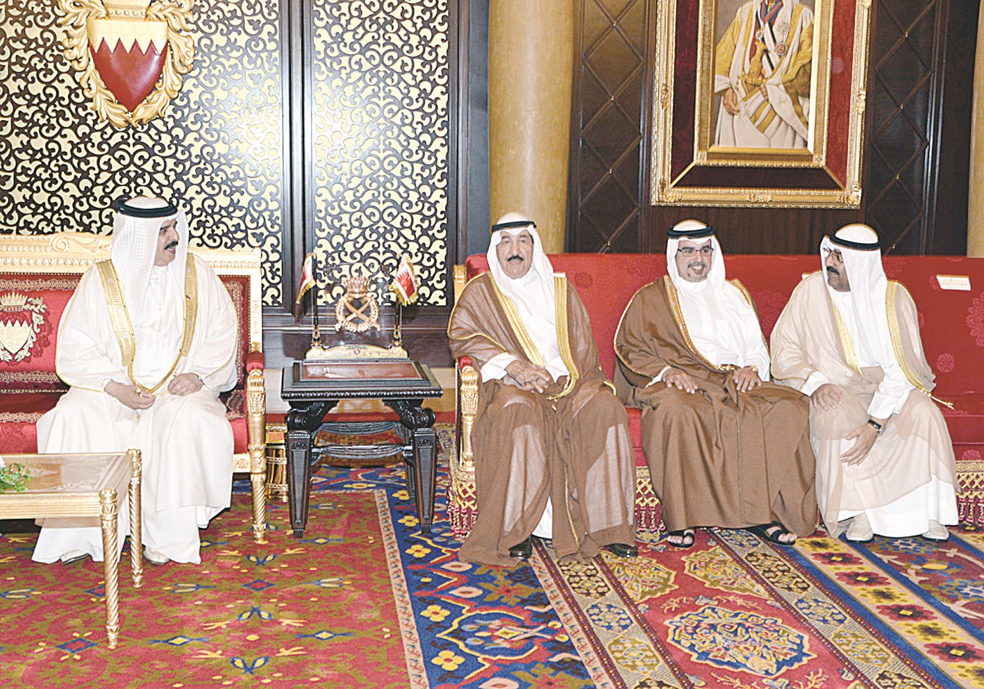 حديث بين مشعل الأحمد والملك حمد بحضور جابر العبدالله