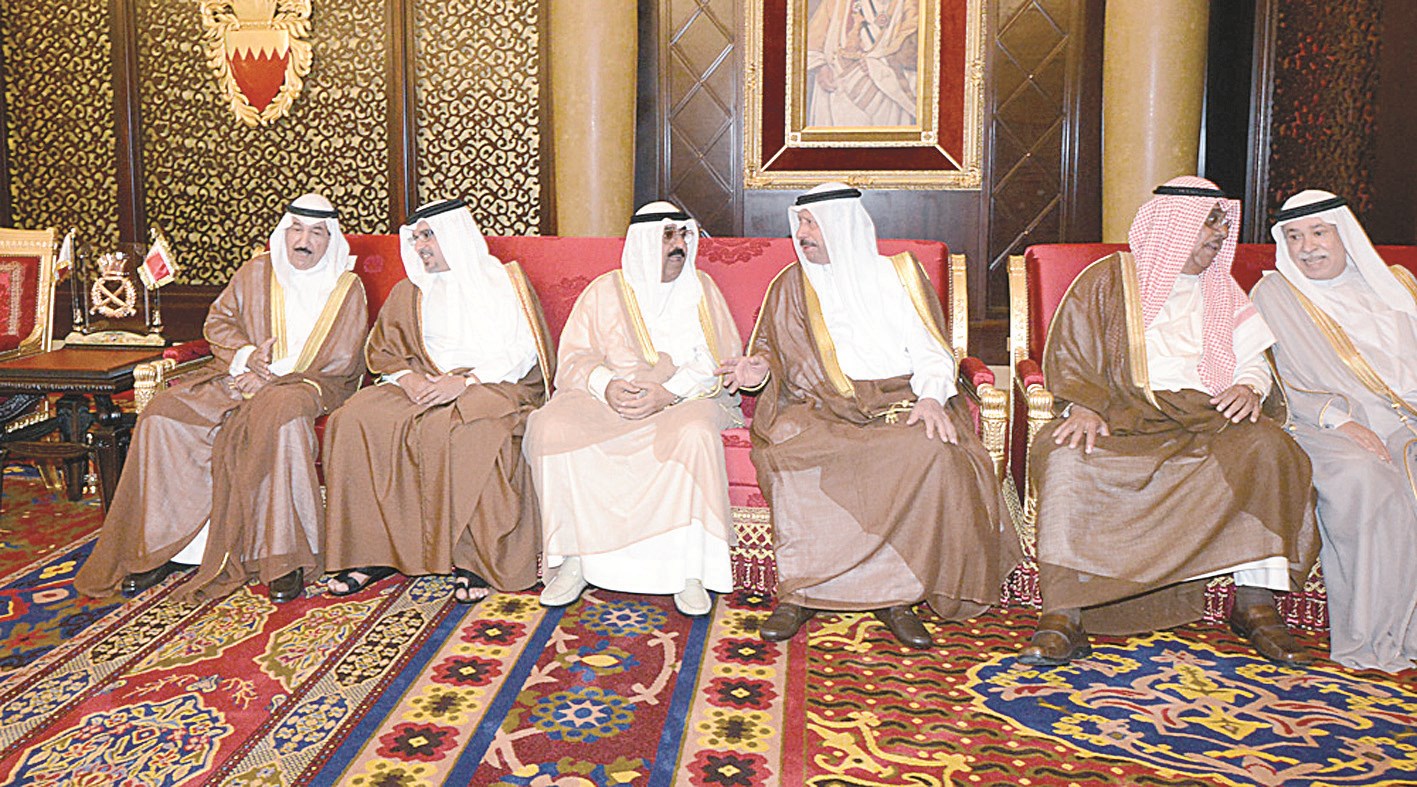 أحاديث ودية بين أعضاء الأسرتين