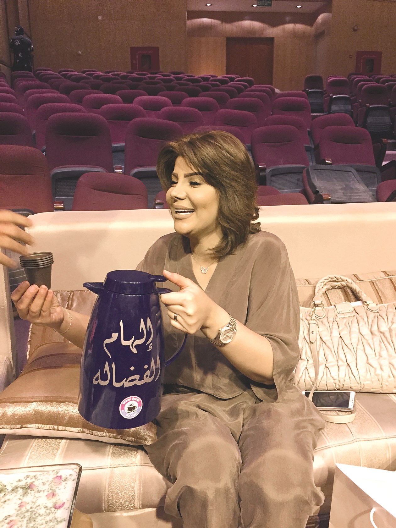 إلهام الفضالة اصطحبت «دلة» قهوتها إلى المسرح