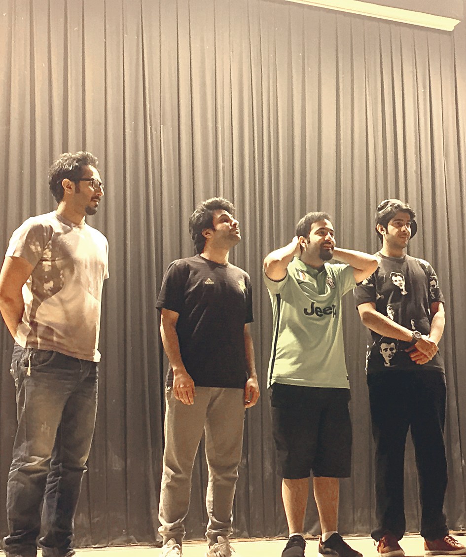 شباب المسرحية أثناء التدريبات