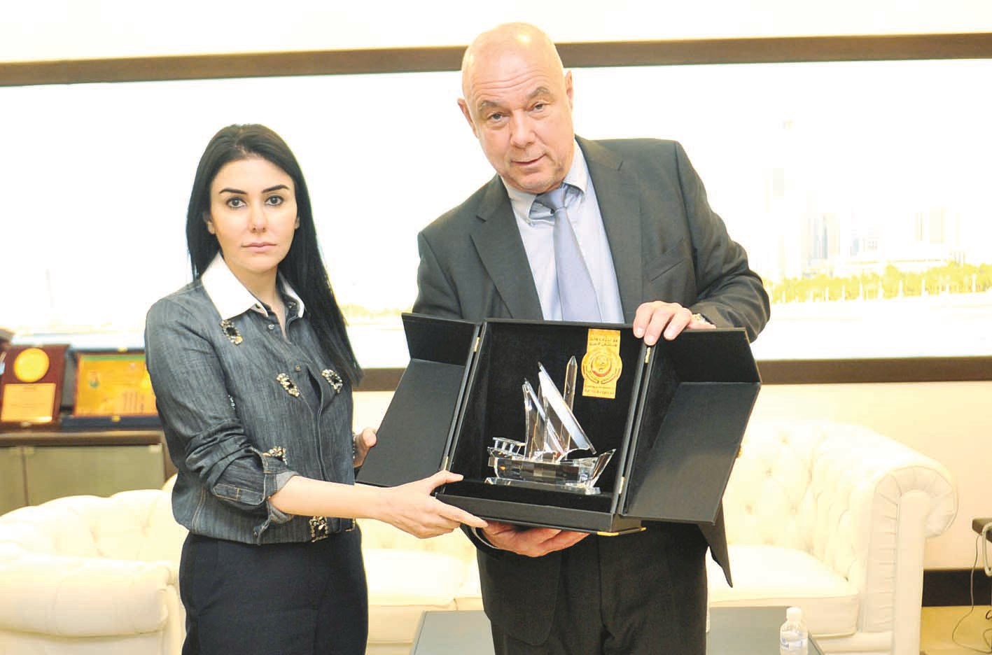 درع من الدكتورة أفراح الصراف لرئيس الفريق الألماني (تصوير جاسم بارون)