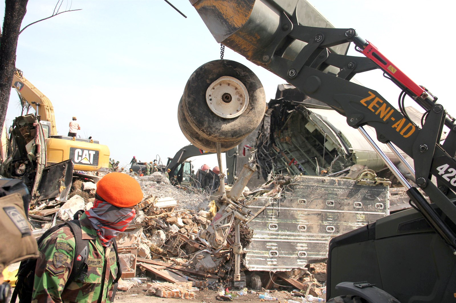 u0631u0641u0639 u062du0637u0627u0645 u0627u0644u0637u0627u0626u0631u0629 u0627u0644u0639u0633u0643u0631u064au0629 u0627u0644u0623u0646u062fu0648u0646u064au0633u0629 u0627u0644u0645u0646u0643u0648u0628u0629 u0641u064a u0645u062fu064au0646u0629 u0645u064au062fu0627u0646 u0623u0645u0633 (u0623 u0628)