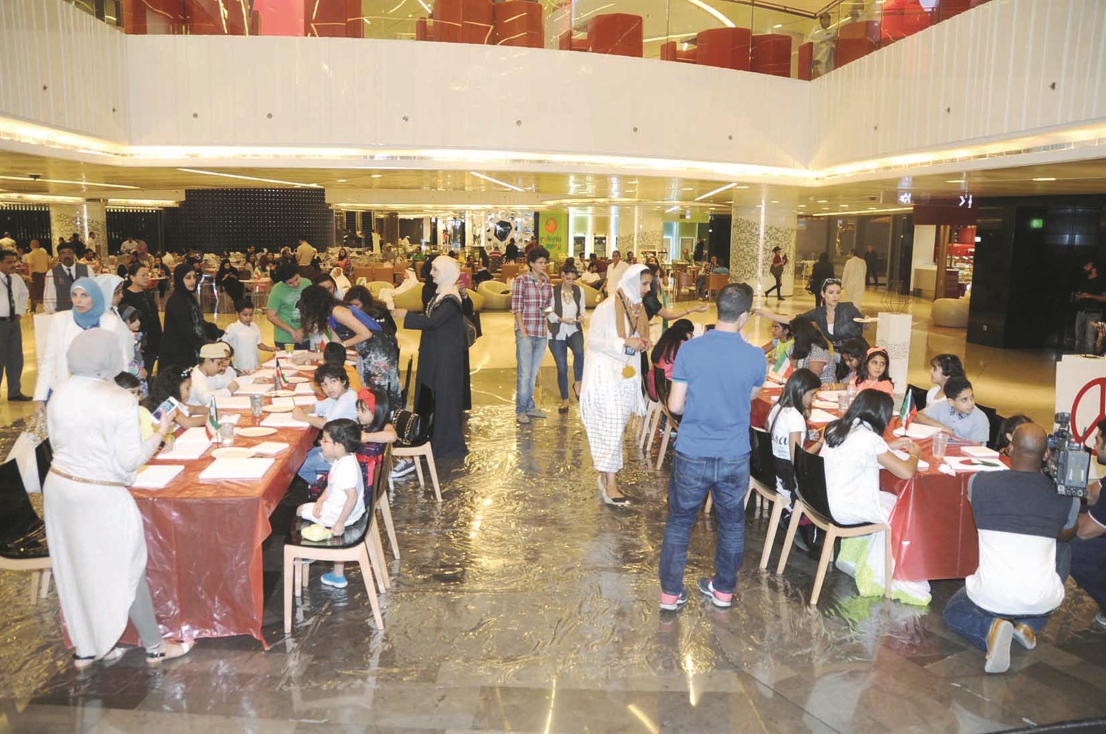 الرسامون الصغار انهمكوا في الرسم