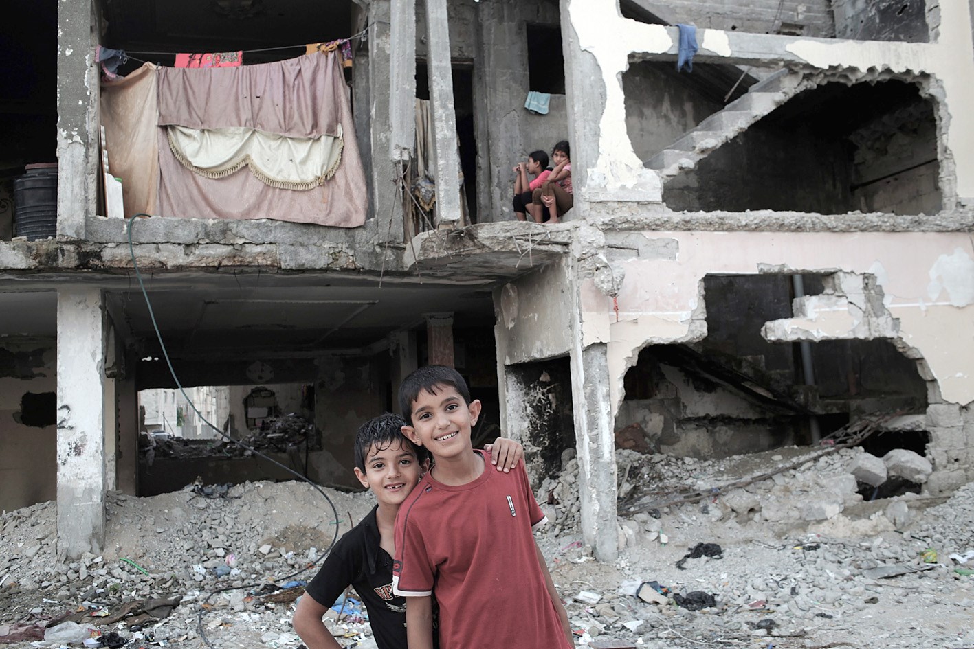 u0648u0644u062fu0627u0646 u0641u0644u0633u0637u064au0646u064au0627u0646 u064au0642u0641u0627u0646 u0623u0645u0627u0645 u0645u0646u0632u0644u0647u0645u0627 u0627u0644u0645u062fu0645u0631 u0628u0628u064au062a u062du0627u0646u0648u0646 u0641u064a u0642u0637u0627u0639 u063au0632u0629 ( u0627 u0628)