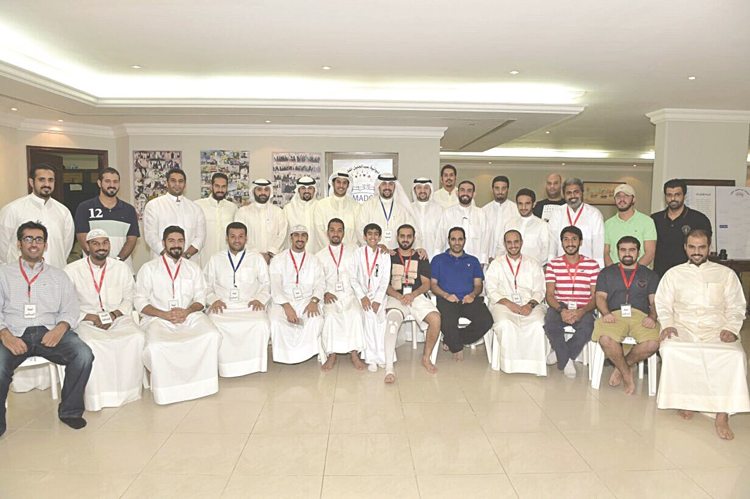 صورة جماعية للجنة المنظمة والحكام والفرق المشاركة