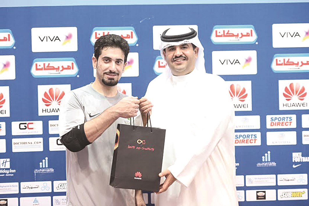 الشيخ دعيج الخليفة يقدم جائزة أفضل لاعب إلى علي زمان