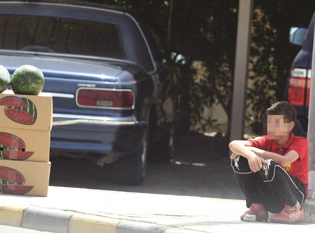 نظرة إلى مشترٍ قادم... أم إلى مستقبل مجهول؟! (تصوير أسعد عبدالله)