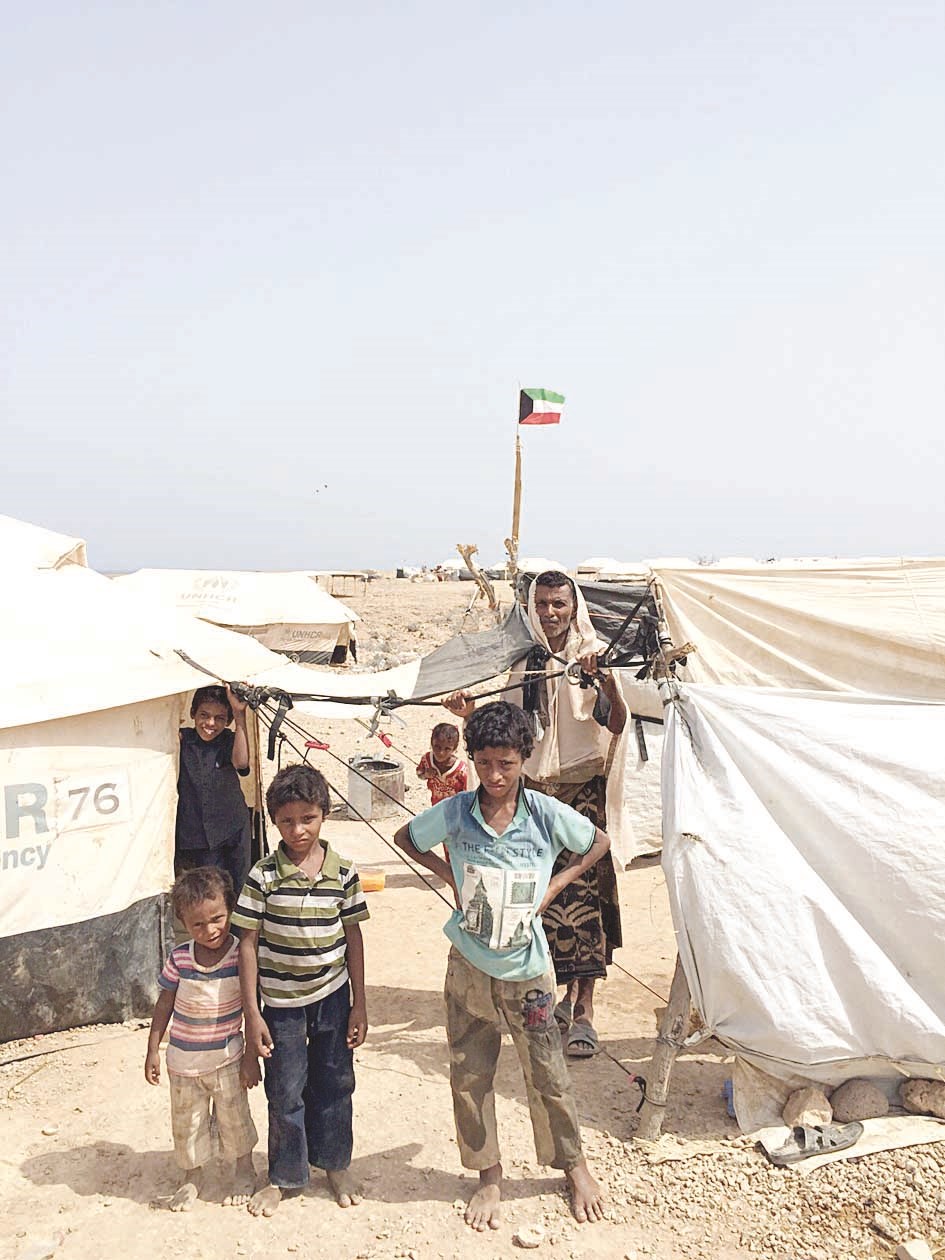 علم الكويت يرتفع في مخيم أبواخ