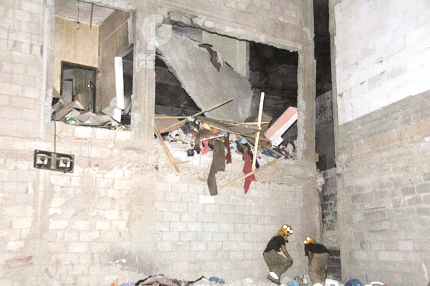 u0627u0646u0647u064au0627u0631 u0627u0644u0633u0642u0641 u0648u0627u0644u062du0627u0626u0637 u0628u0641u0639u0644 u0627u0644u0627u0646u0641u062cu0627u0631