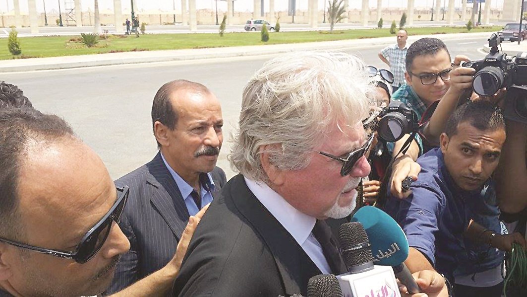 حسين فهمي متحدثاً لوسائل الإعلام أمام المسجد