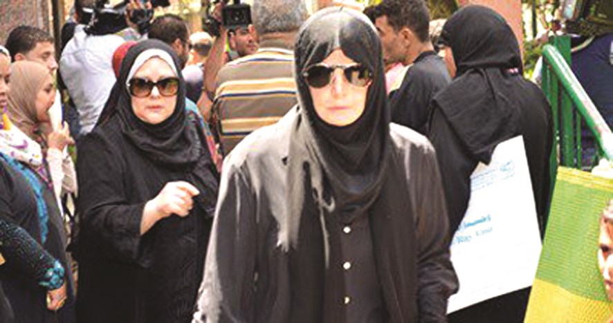 ميرفت أمين بين الحضور في الجنازة