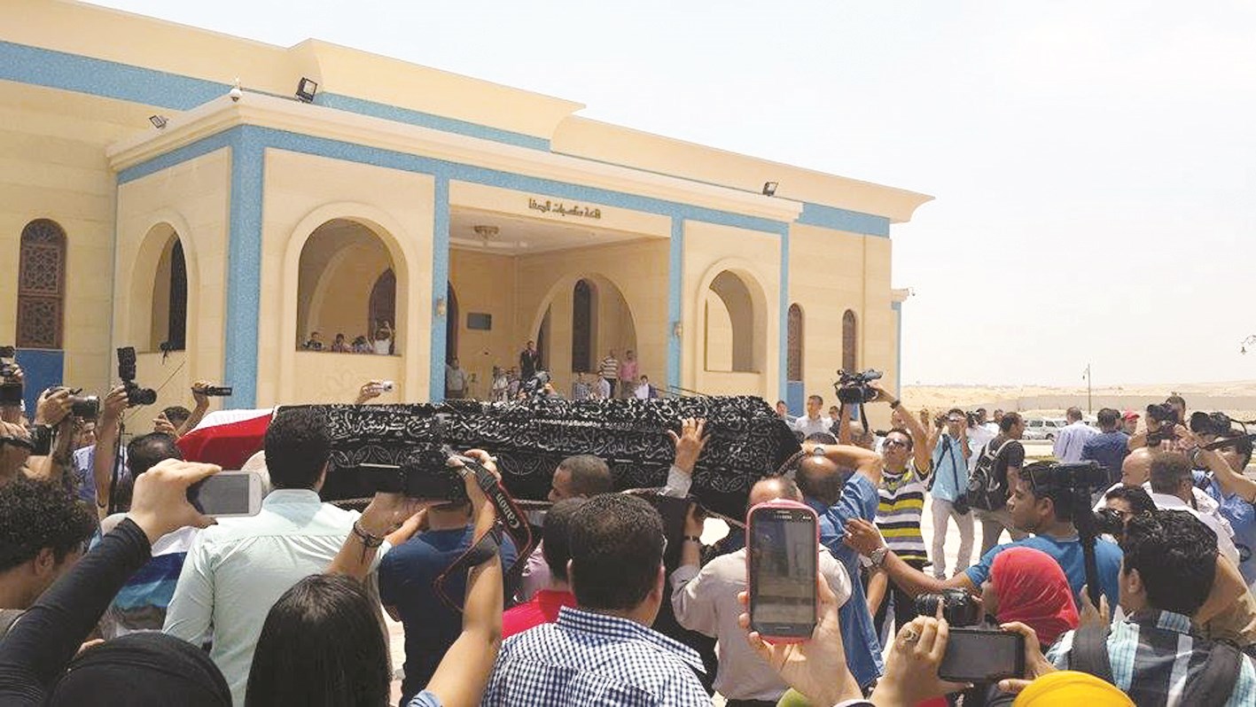 u062cu062bu0645u0627u0646 u0627u0644u0634u0631u064au0641 u0645u062du0645u0648u0644u0627u064b u0639u0644u0649 u0627u0644u0623u0639u0646u0627u0642 u0623u0645u0627u0645 u0645u0633u062cu062f u0627u0644u0645u0634u064au0631 u0637u0646u0637u0627u0648u064a