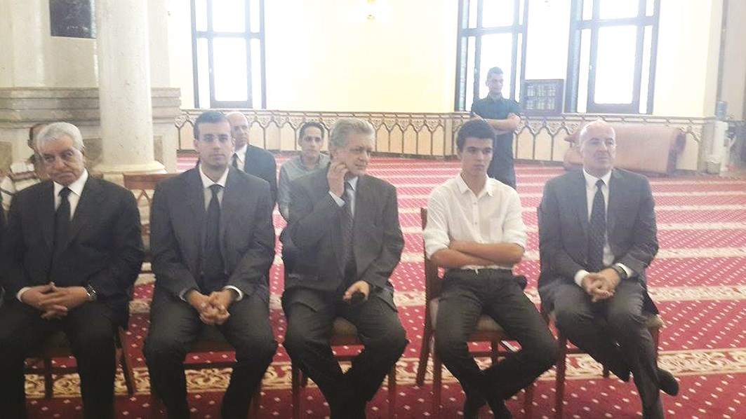 نجل عمر الشريف ظهر في المسجد بجوار زاهي حواس