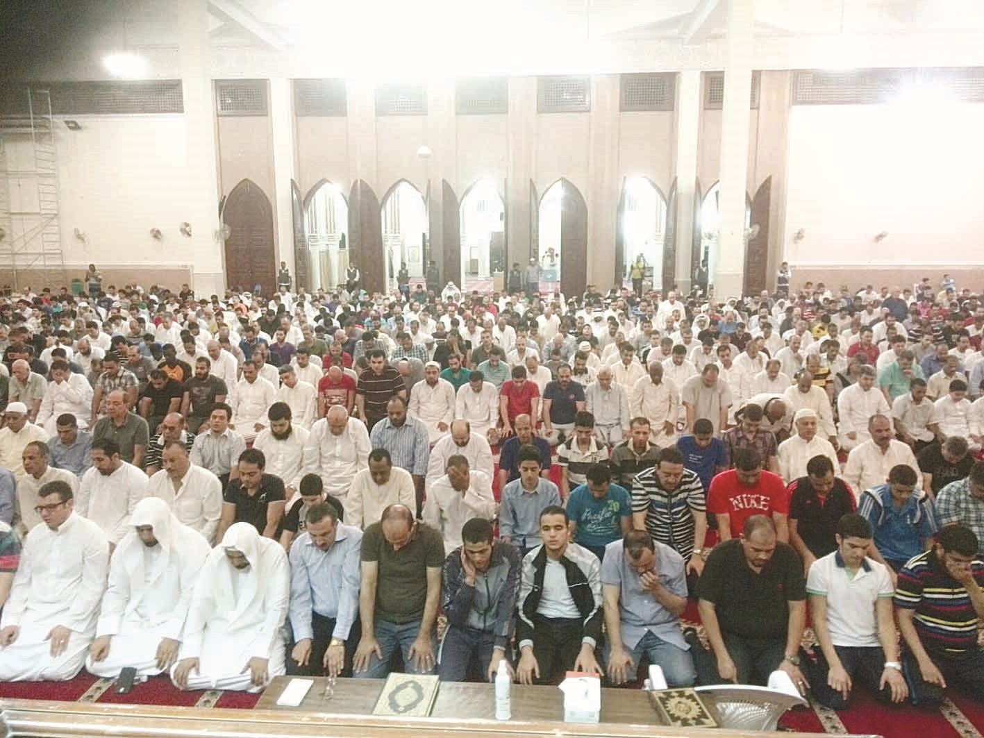 المصلون أدوا قيام ليلة الخامس والعشرين