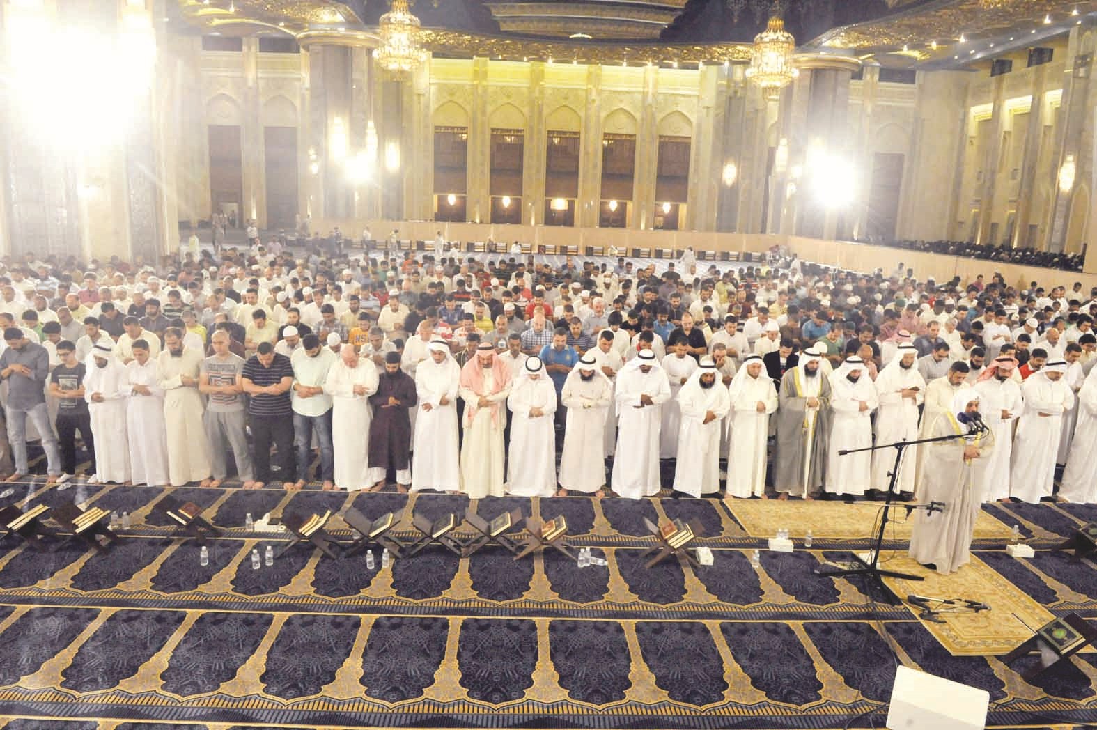 u0627u0644u0622u0644u0627u0641 u062au062du0631u0648u0627 u0644u064au0644u0629 u0627u0644u0642u062fu0631 u0641u064a u0627u0644u0645u0633u062cu062f u0627u0644u0643u0628u064au0631  (u062au0635u0648u064au0631 u0646u0648u0631 u0647u0646u062fu0627u0648u064a)