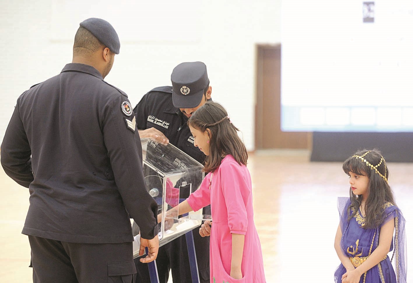 طفلة تختار أسماء الفائزين