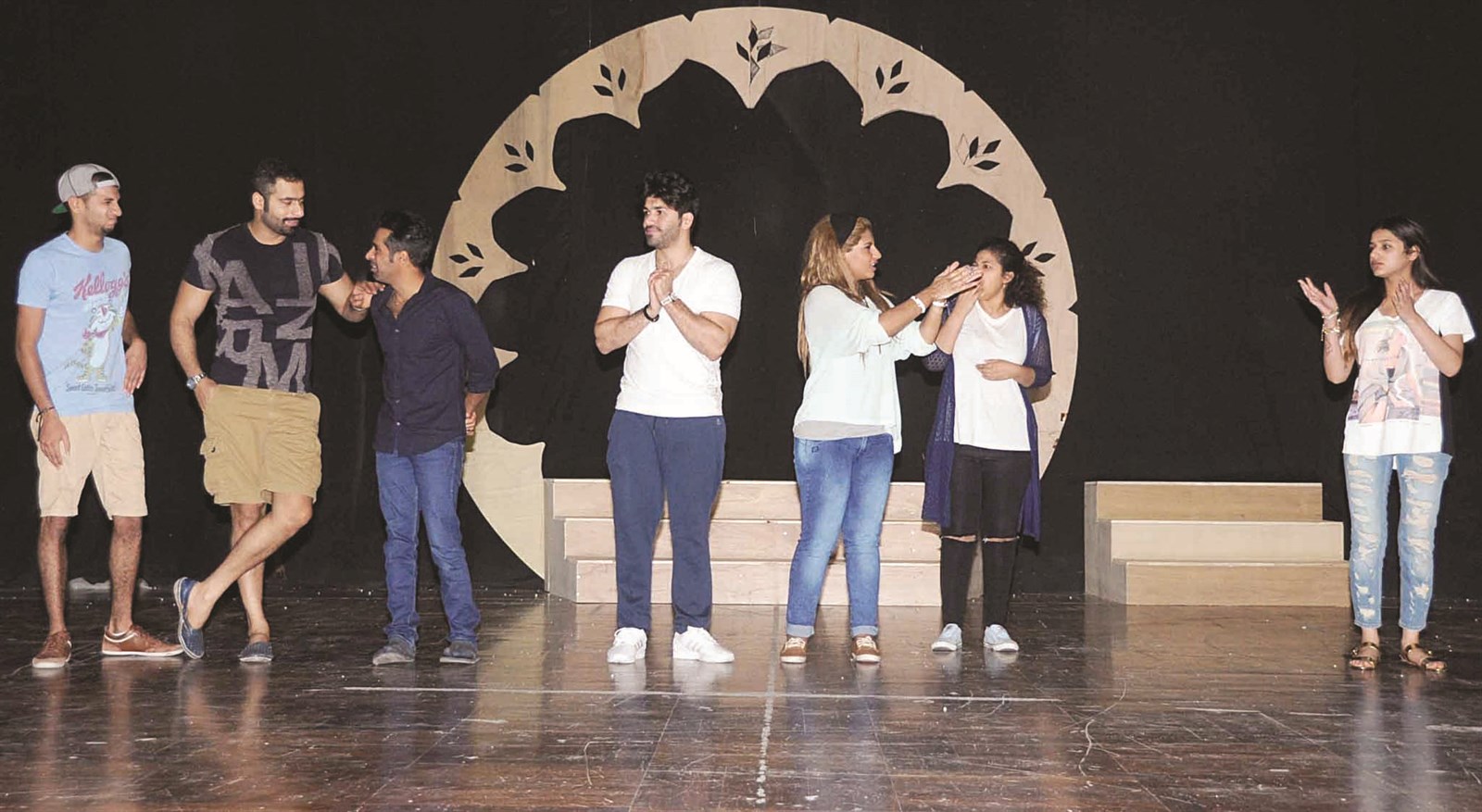 فريق المسرحية خلال «البروفة»