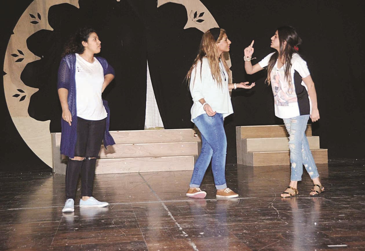 «الأميرة فروز» مع مربيتها والخادمة (تصوير طارق عزالدين)