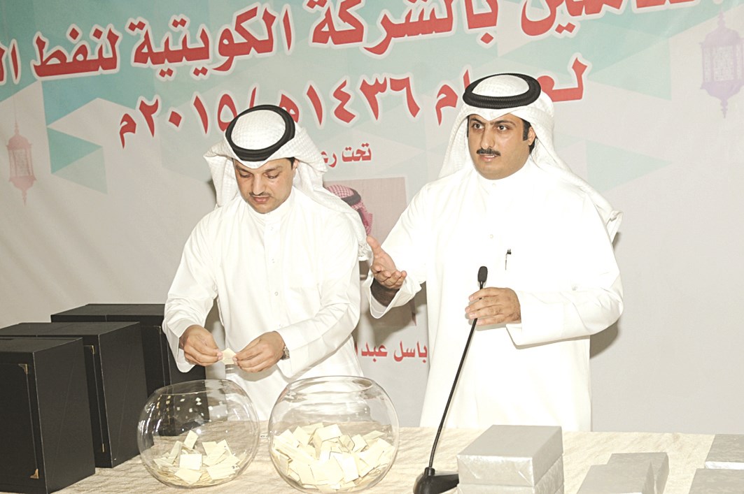 العجمي خلال اختيار الفائزين