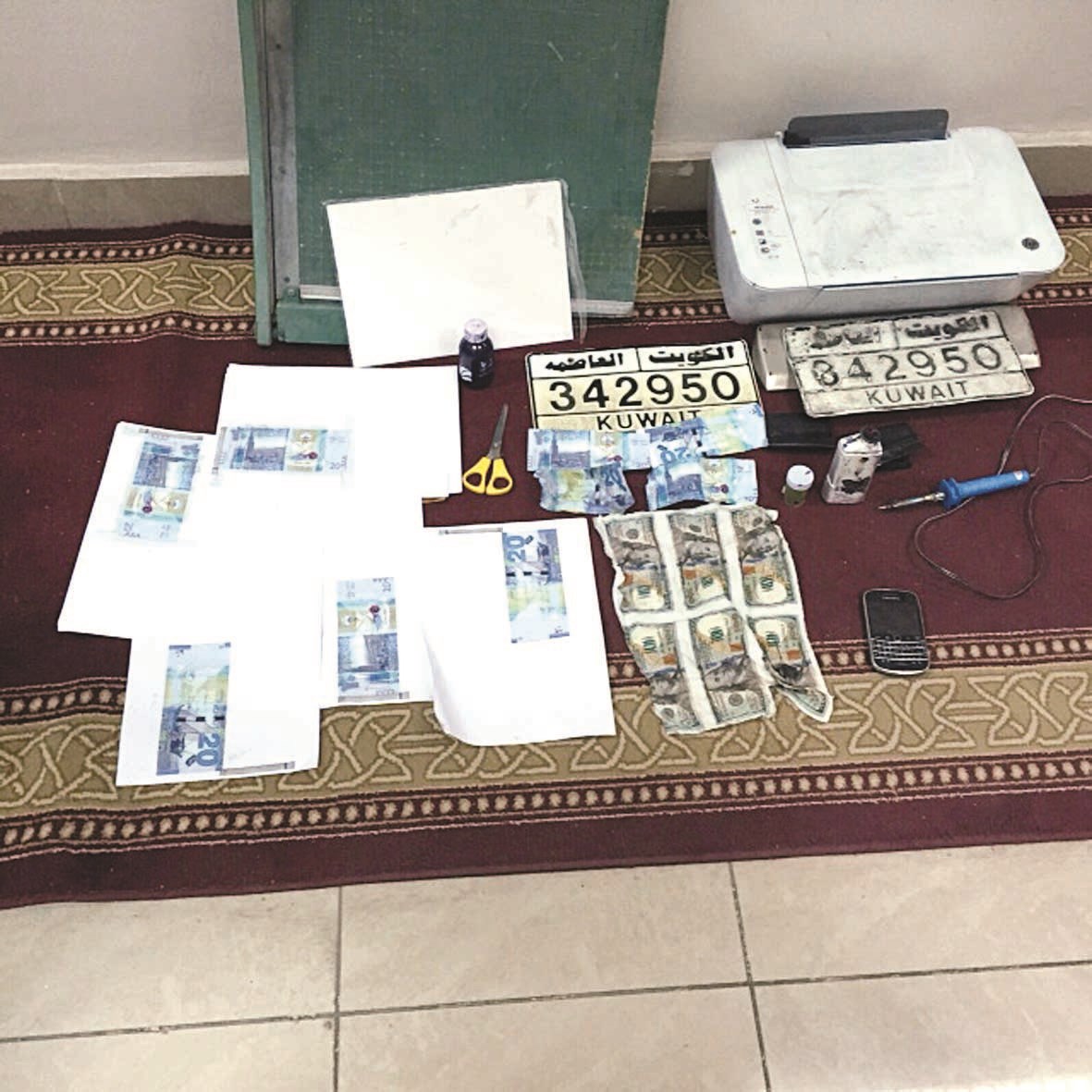 العملات المزيّفة وبعض المضبوطات