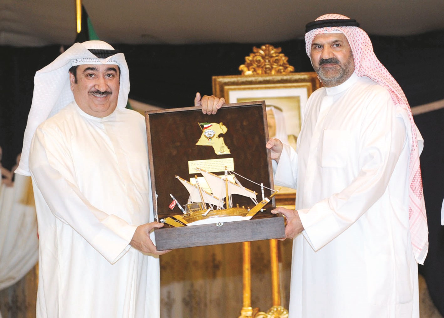 درع تذكارية من الريس لوزراة الإعلام (تصوير نايف العقلة)