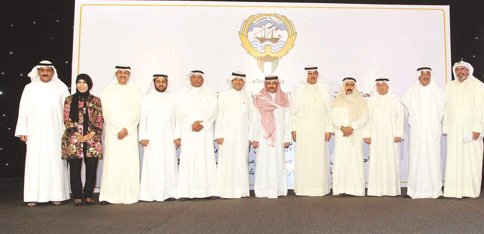 الحمود متوسطاً مسؤولي «كونا» ورؤساء تحرير وممثلي الصحف  (تصوير زكريا عطية)