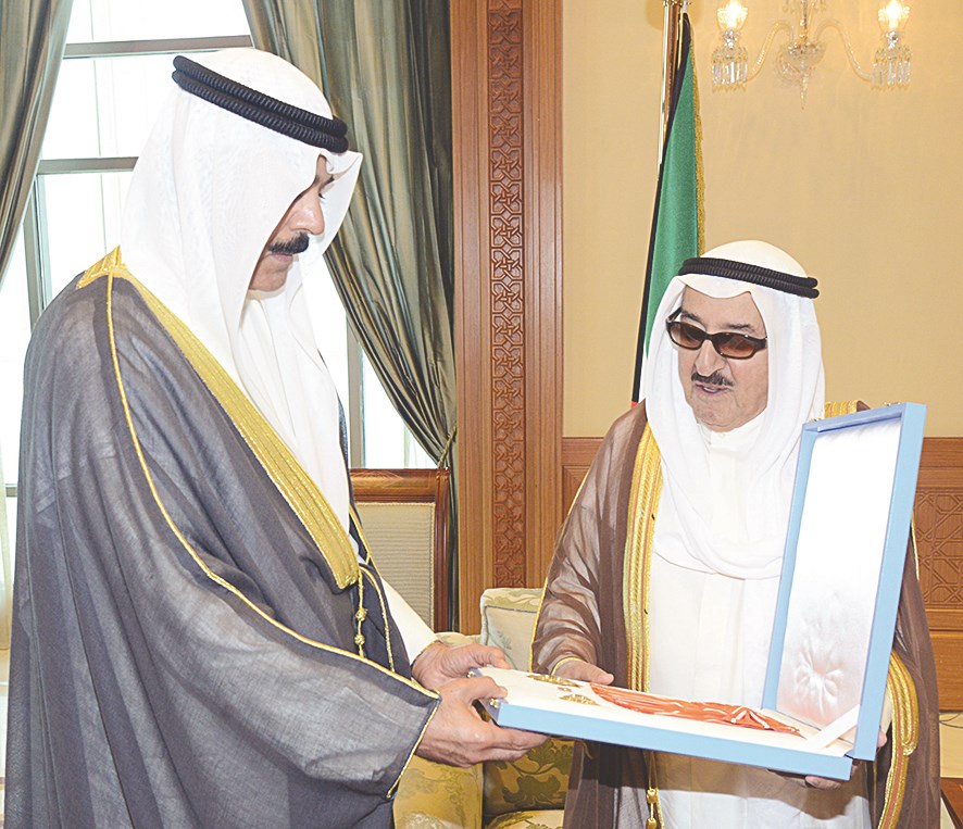 سموالأمير يقدم للخالد وسام الكويت ذا الوشاح