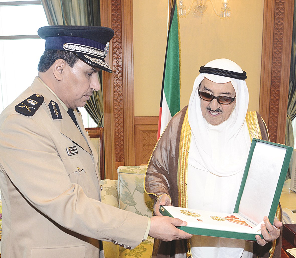 الأمير يمنح الوسام للواء عصام سالم النهام