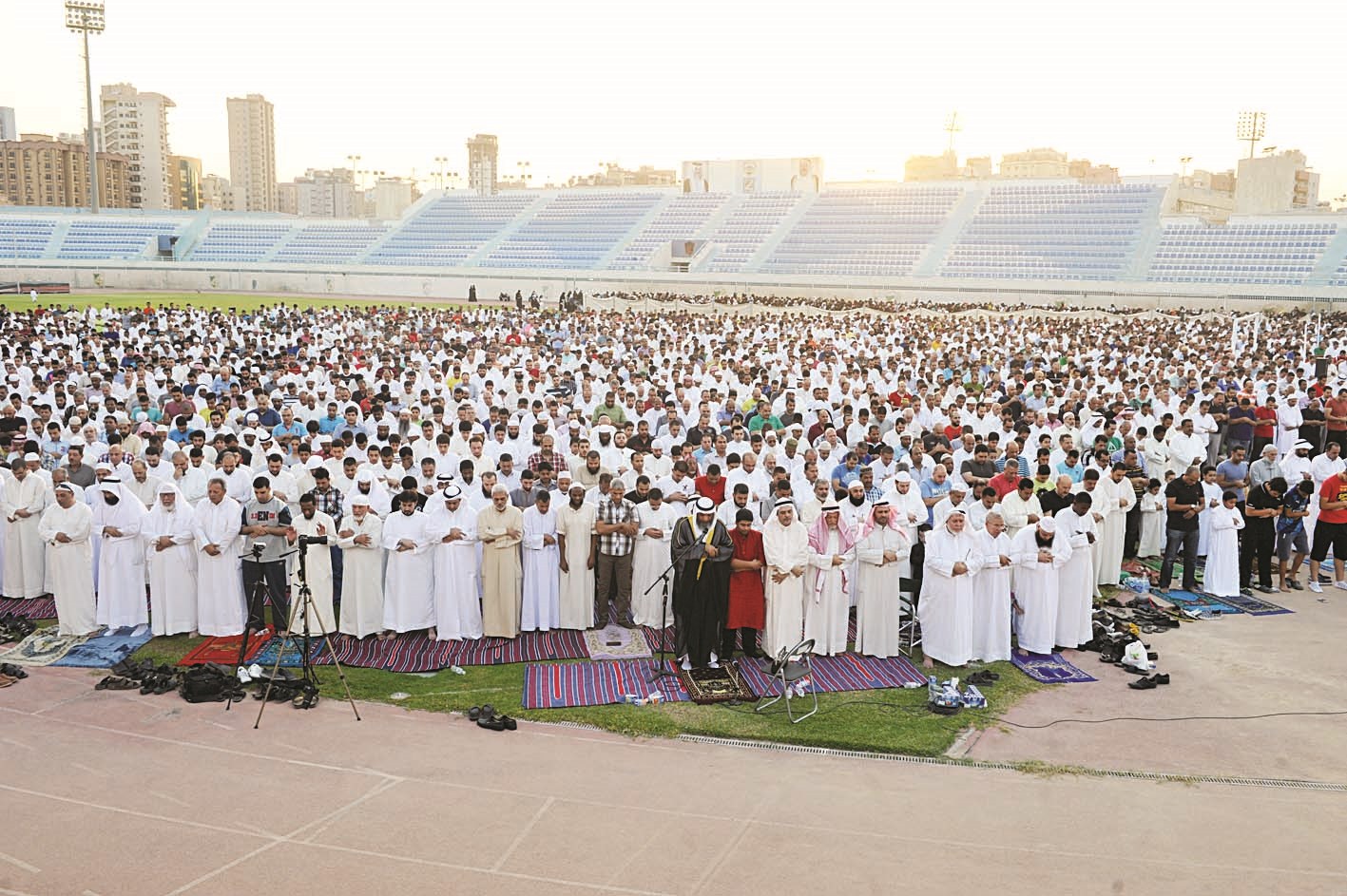 المصلون يؤدون صلاة العيد في أمان