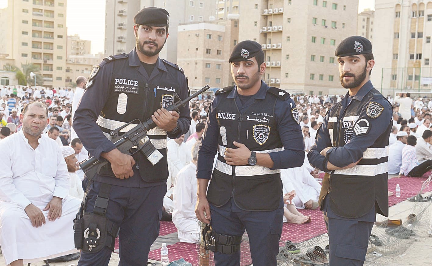 رجال الأمن يؤمّنون المصليات