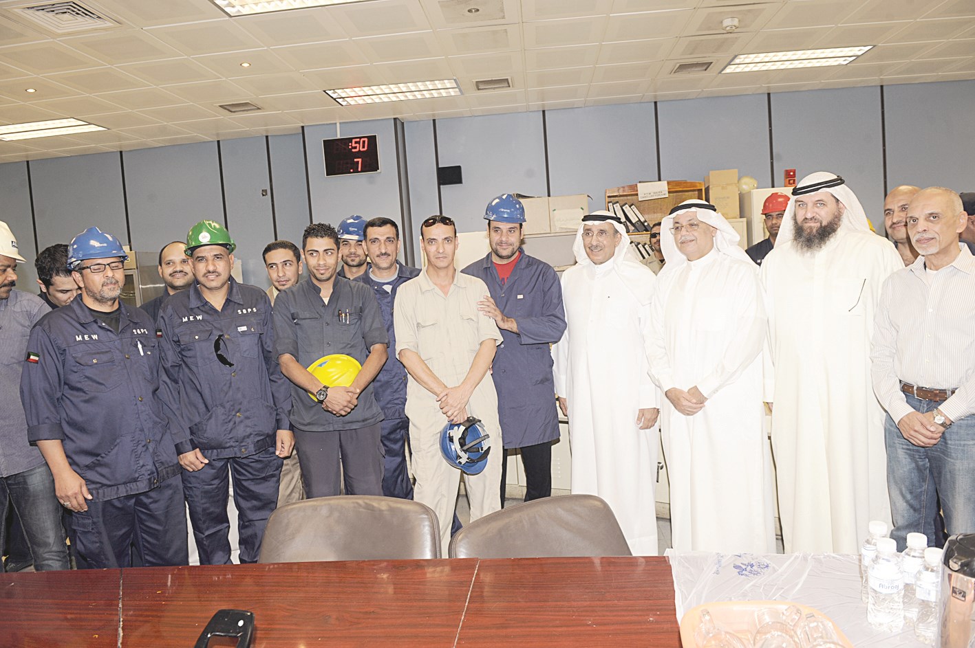 الوزير الجسار مع عدد من العاملين