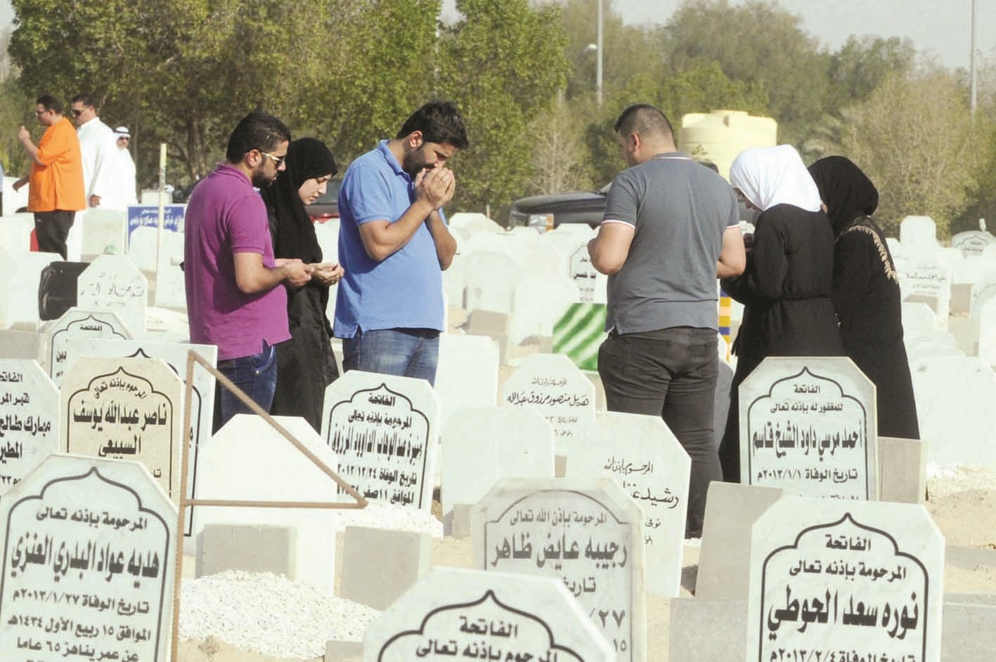 الأكف تضرع بالدعاء