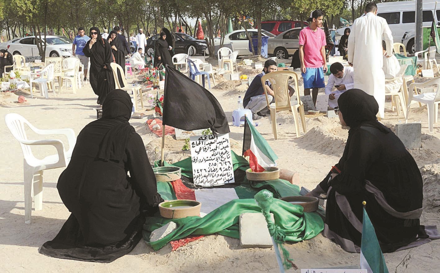 ذوو شهداء تفجير «الصادق» يترحمون على شهدائهم   (تصوير زكريا عطية)