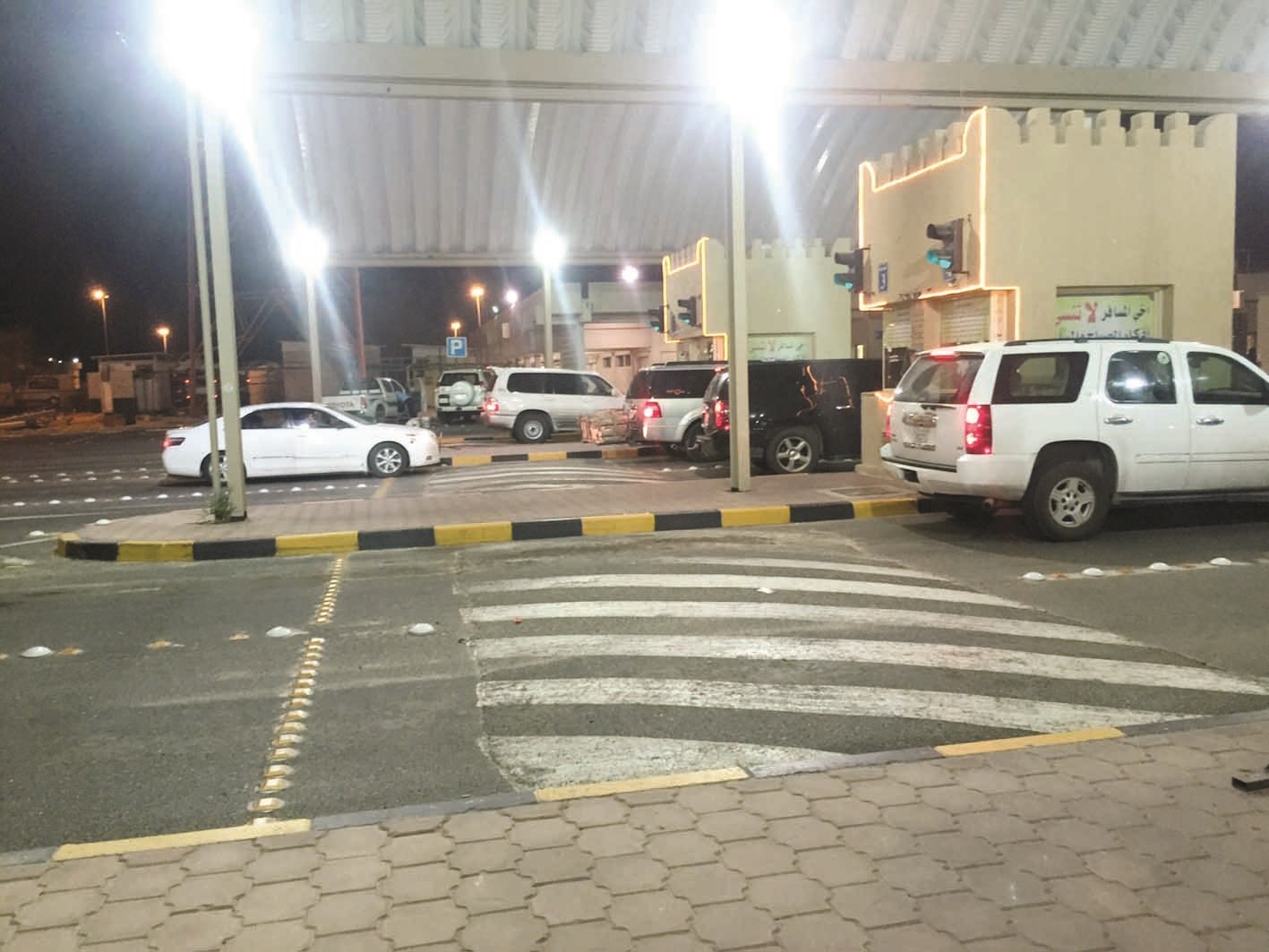 مركبات تنتظر التفتيش