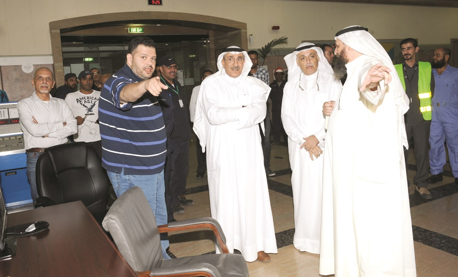 u0648u0632u064au0631 u0627u0644u0643u0647u0631u0628u0627u0621 u064au0633u062au0645u0639 u0625u0644u0649 u0634u0631u062d u062eu0644u0627u0644 u062cu0648u0644u062au0647 u0635u0628u064au062du0629 u0627u0644u0639u064au062f u0639u0644u0649 u0628u0639u0636 u0627u0644u0645u062du0637u0627u062a