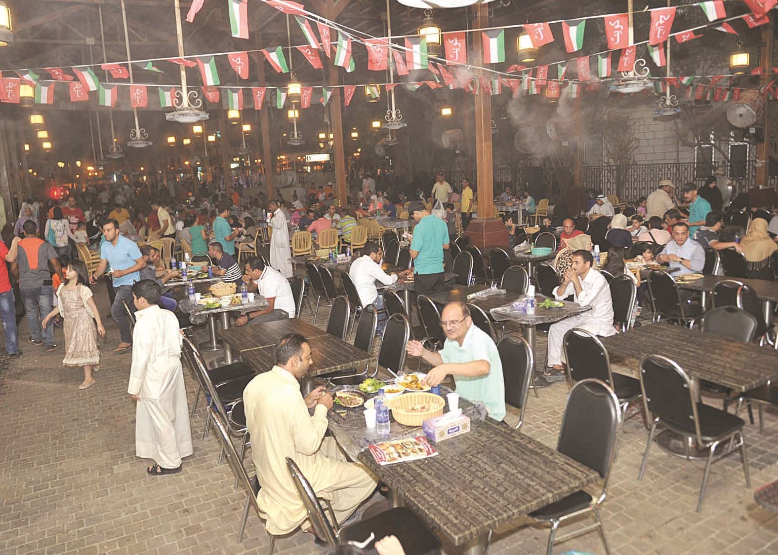 إقبال على المطاعم الشعبية