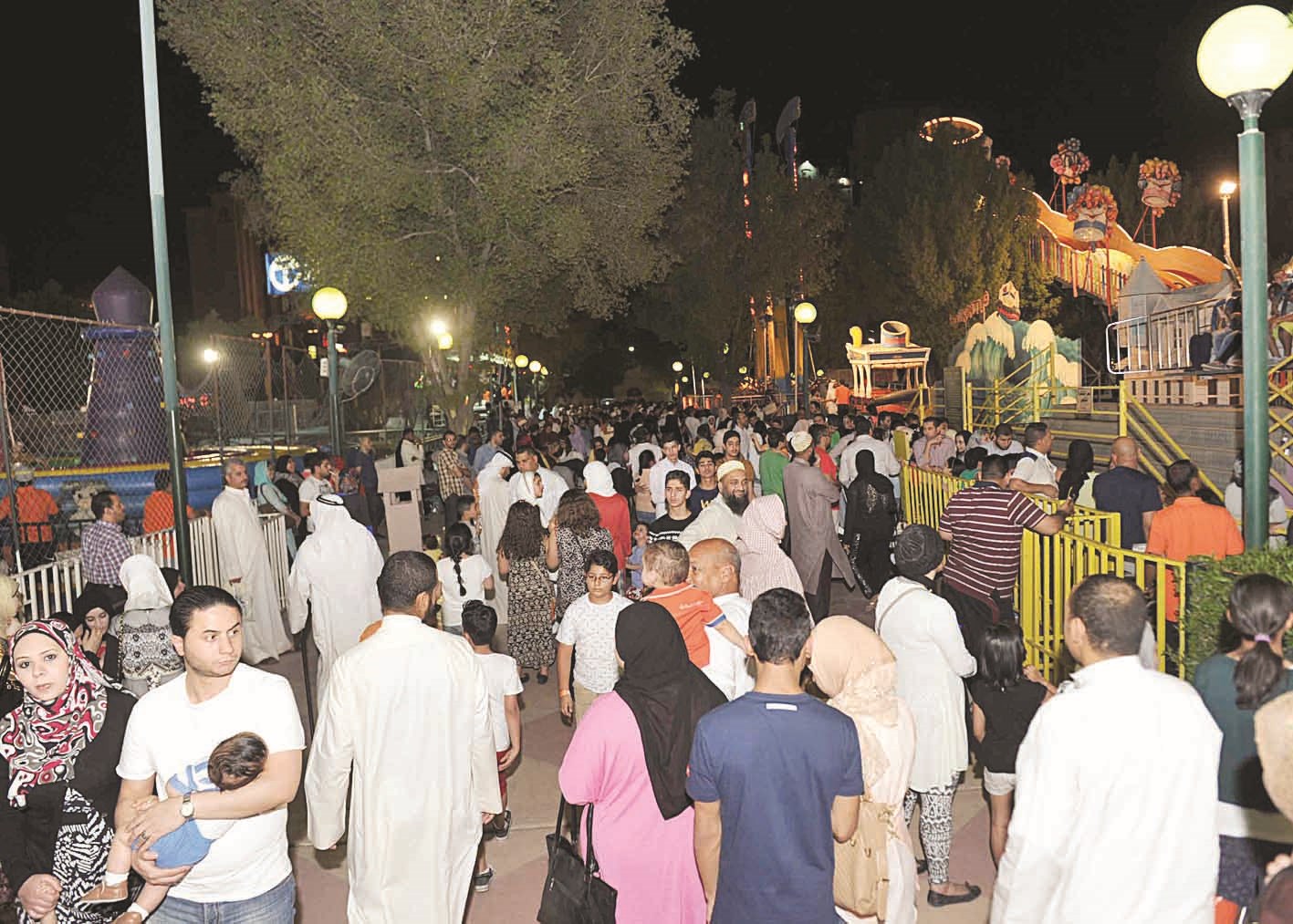 ازدحام في مدن الملاهي  (تصوير موسى عياش وجلال معوض وسعد هنداوي)