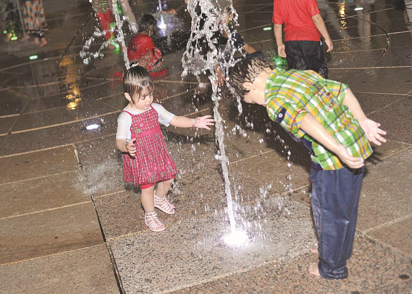 أطفال يلهون في ساحة بن بحر