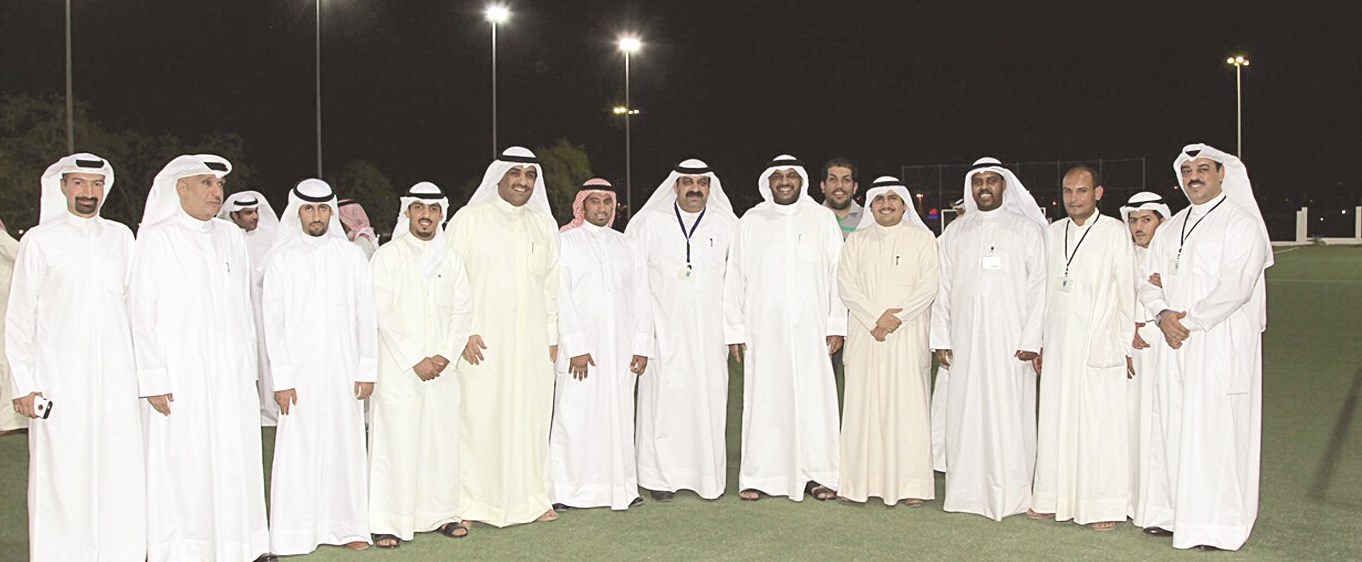 عدد من المشاركين والحضور في صورة جماعية