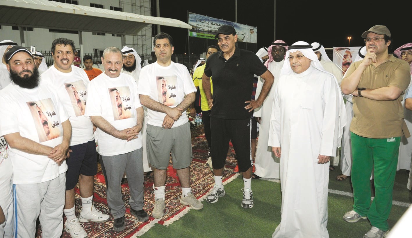 الخالد والجراح يتابعان الاستعدادات للانطلاقة في الملعب بحضورأعضاء الفريق الخصم