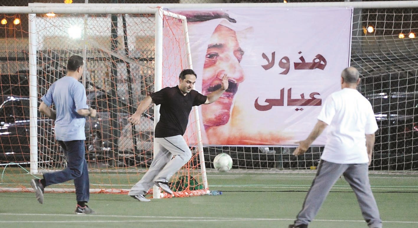 صورة سمو الأمير حاملة عبارة «هذولا عيالي» والوزير أبل يدافع عن مرماه