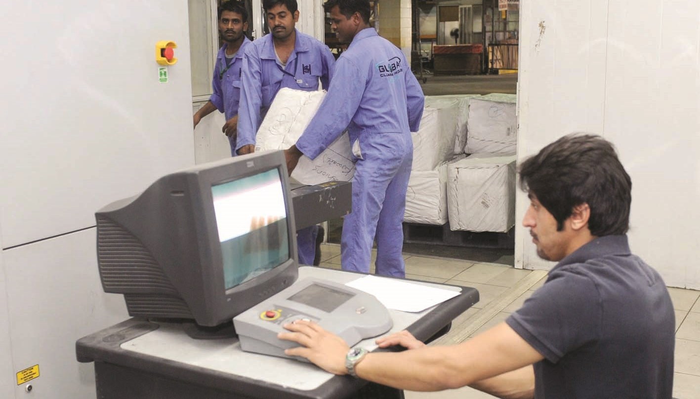 موظف يراقب شاشة التفتيش الإلكتروني  (تصوير زكريا عطية)