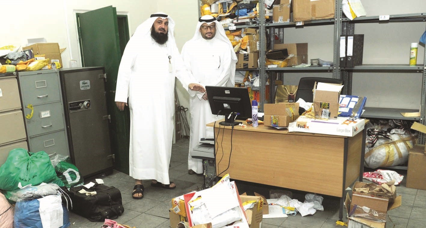 الحميدي يشرح للزميل ناصر الفرحان طريقة التعامل مع الطرود الممنوعة