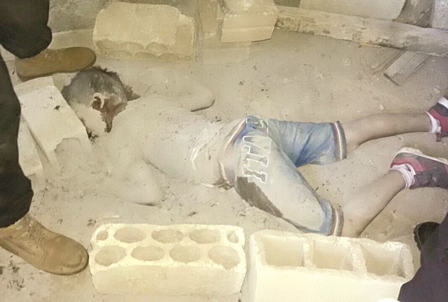 جثة أحد الأطفال بعد قتله على يد صديقه