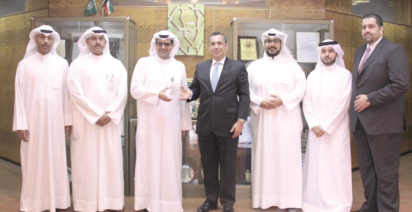 u0627u0644u0646u0627u0647u0636 u0645u062au0633u0644u0651u0645u0627u064b u0627u0644u062cu0627u0626u0632u0629 u0645u0646 u0648u0641u062f u00abu0633u064au062au064a u0628u0646u0643u00bb