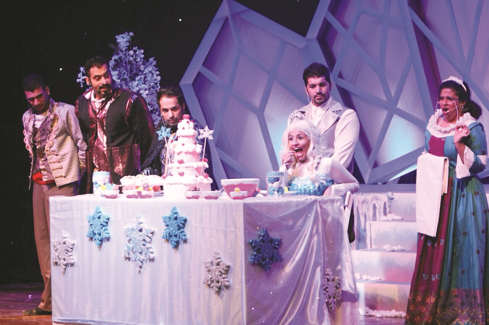 ... ومشهد الاحتفال بعيد الميلاد