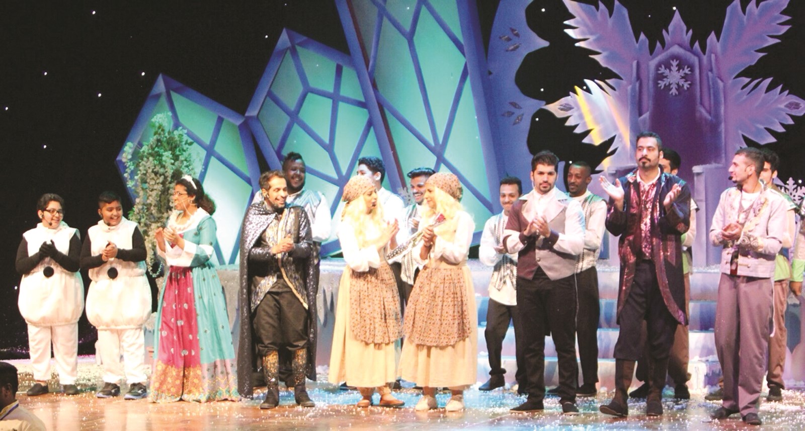 فريق المسرحية يحيّي الجمهور