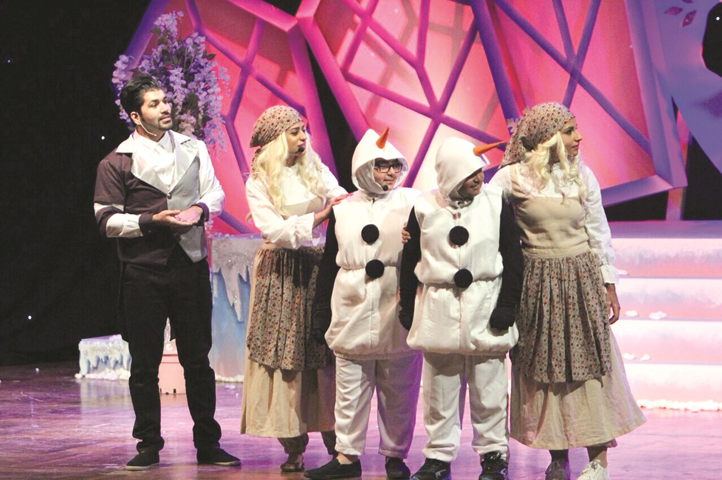 مشهد من العرض المسرحي